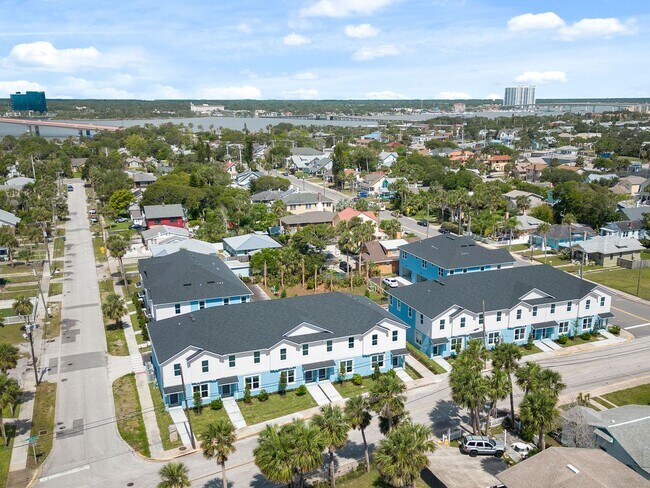 Building Photo - Stunning 3 Bedroom 2.5 Bath Beachside Town...