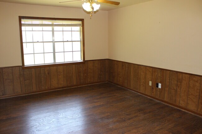 Building Photo - 881 High Oaks Dr