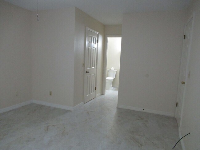 Building Photo - 2br/2ba Duplex with Lakeview