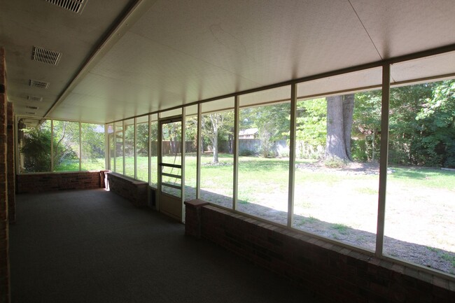 Building Photo - Oversized 4 bedroom 3 bath rental in Tyler...