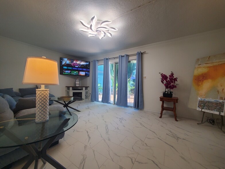 Primary Photo - 279 S Brevard Ave