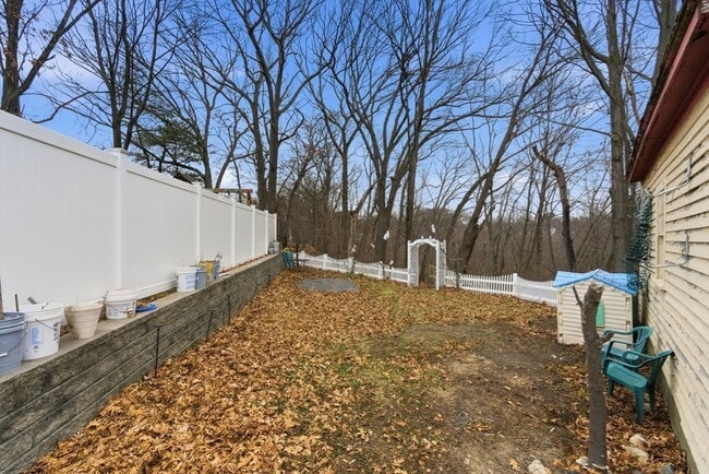 Building Photo - 16 Floyd St