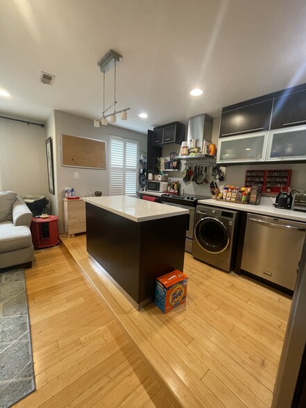 Kitchen - 1220 Holbrook Ter NE