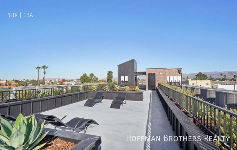 Building Photo - 10806 Blix St