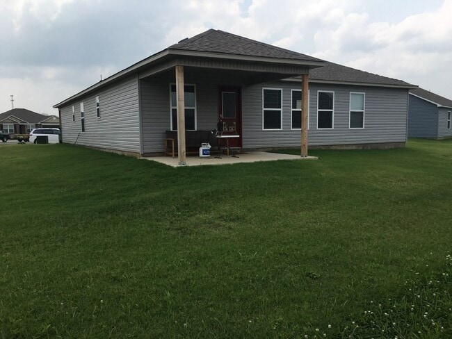 Building Photo - Large 4 Bedroom Home w/3 car Garage and Hu...