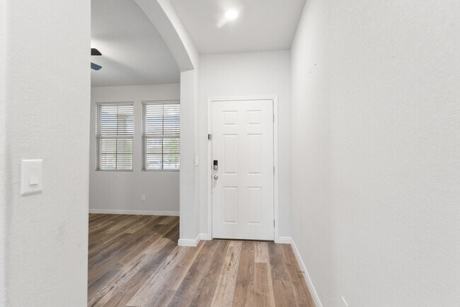 Building Photo - 4 Bedroom/2.5 Bath Paloma Subdivision