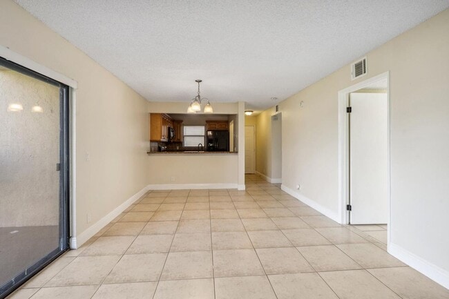 Building Photo - 1453 Lake Crystal Dr