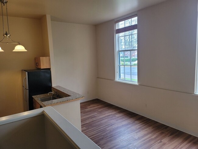 Building Photo - Beautiful Lincoln School Studio