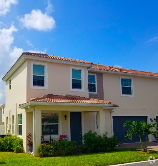 Building Photo - Beautiful FULLY FURNISHED 3 bedroom, 2.5 b...