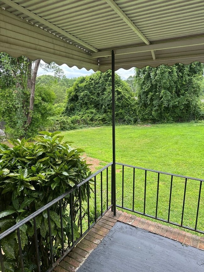 Building Photo - 3 Bed 1.5 Bath 10 Minutes from downtown!