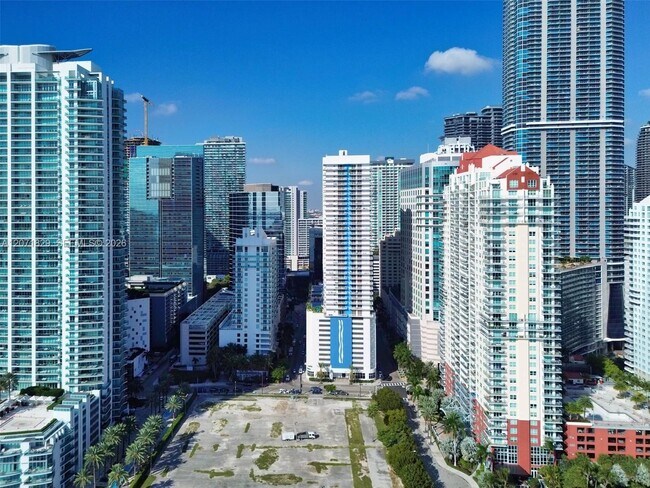Building Photo - 1200 Brickell Bay Dr