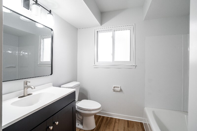 Building Photo - 638 S 66th St