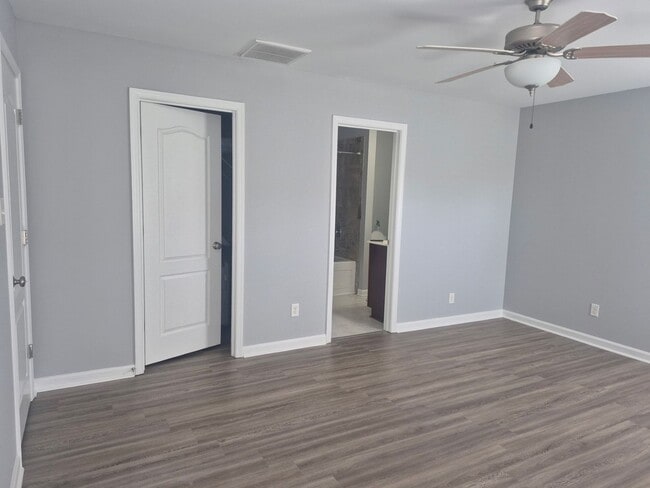 Building Photo - 3 Bedrooms, 2.5 Bathrooms Single Family Home