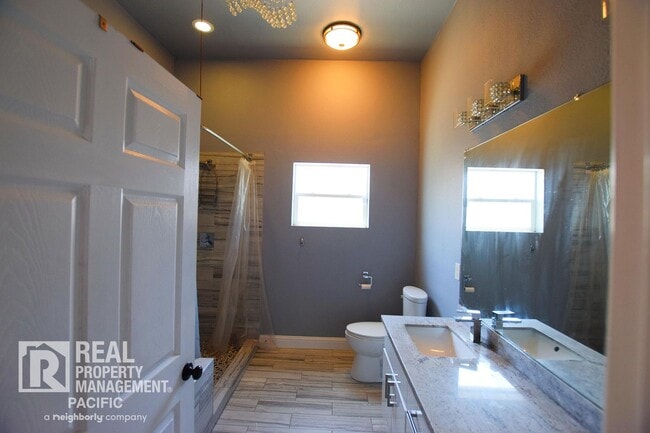 Building Photo - Renovated 5BR Home with Parking & Outdoor ...