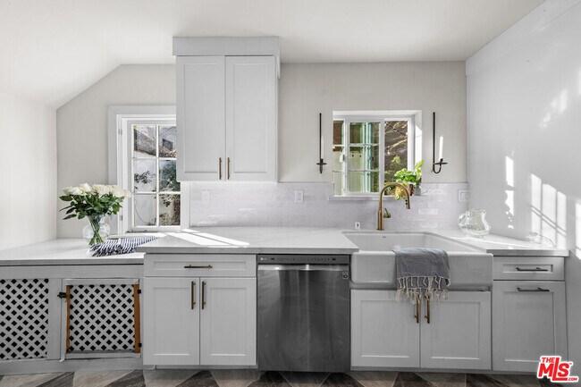 Building Photo - 2615 Canyon Dr