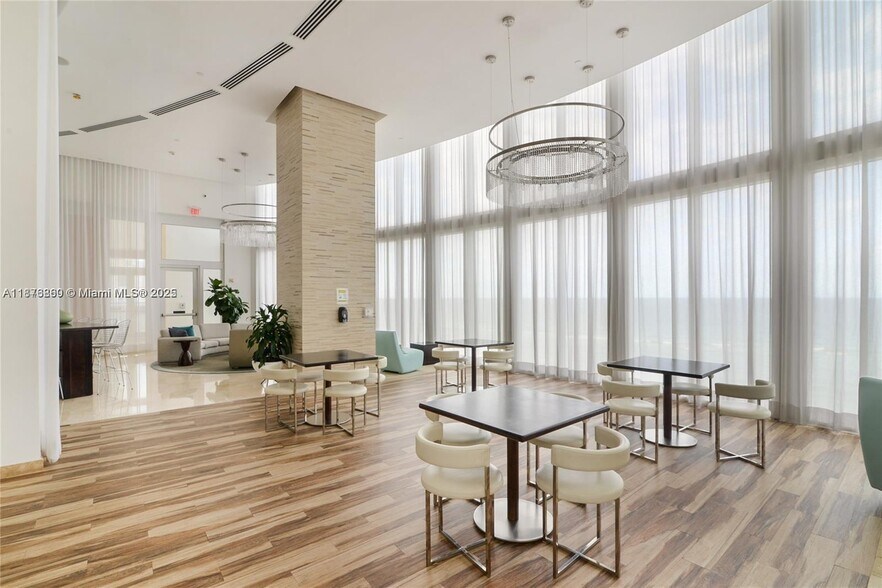 Building Photo - 15811 Collins Ave