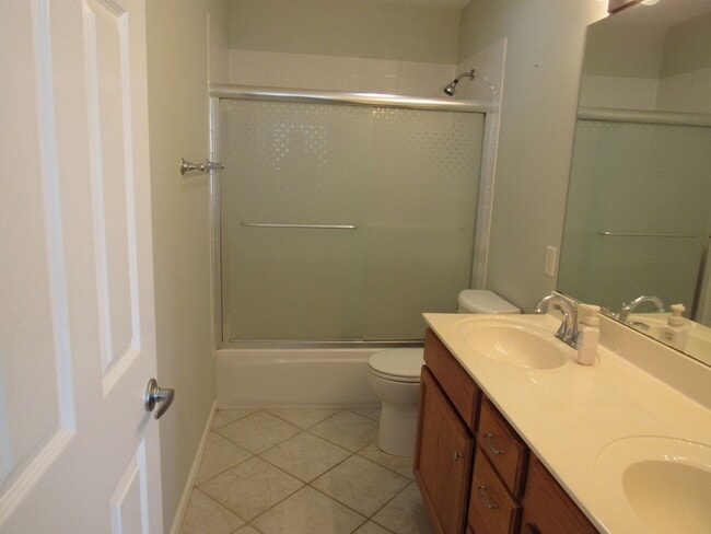 Building Photo - Lakefront 2 bedroom Condo For Rent