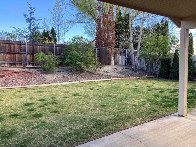 Building Photo - Ranch-Style Home With Gas Fireplace and Wa...
