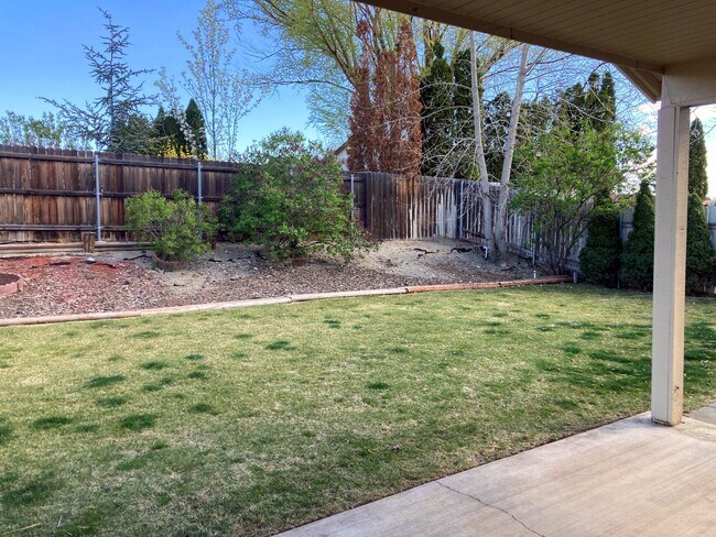 Building Photo - Ranch-Style Home With Gas Fireplace and Washer/Dryer Included! 1 Small Dog Welcome!