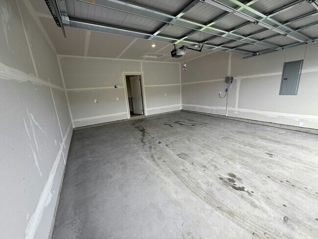 Building Photo - 413 Redwood St N