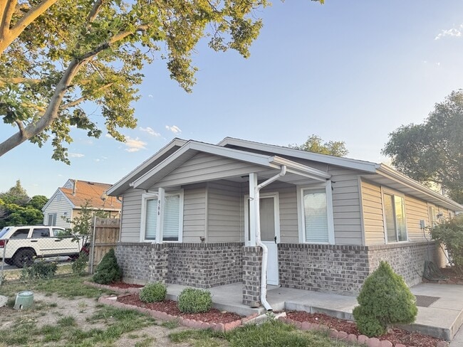 Building Photo - 966 Glendale St W