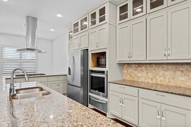 Building Photo - 6533 E Hill Dr