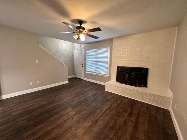 Building Photo - 2335 Brookview Ct