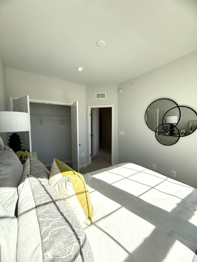 Building Photo - Modern 3-Bedroom Bethany Model Condo in Co...