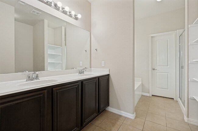 Building Photo - 1305 Lone Pine Dr