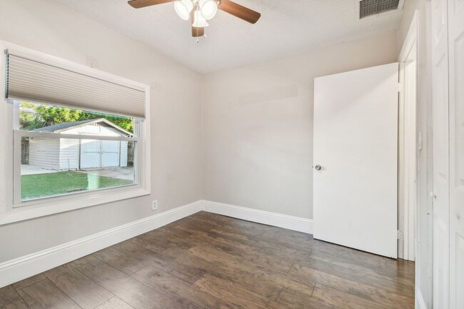 Building Photo - Charming 3 bed 2 bath North Kenwood home w...