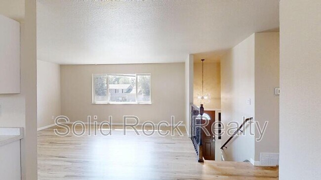 Building Photo - 1618 Shasta Dr