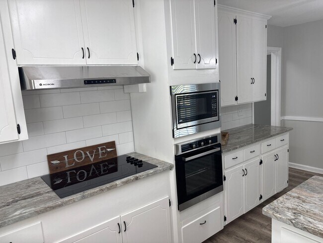 Building Photo - 3321 Ridgefield Dr