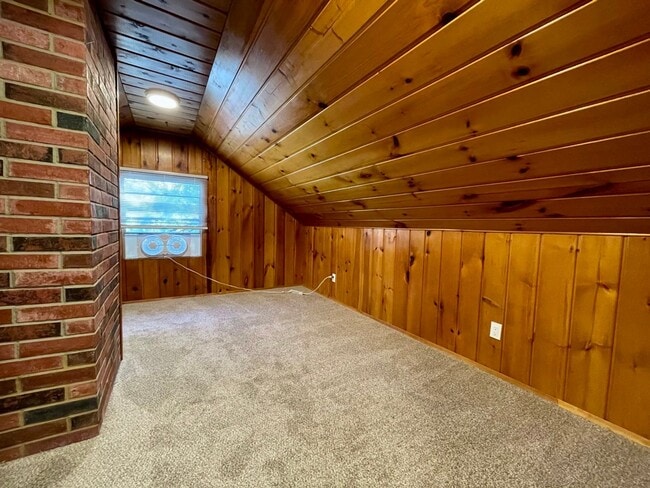 Building Photo - 2+ Bed / 1 Bath Charming House (with basement) in Sellwood