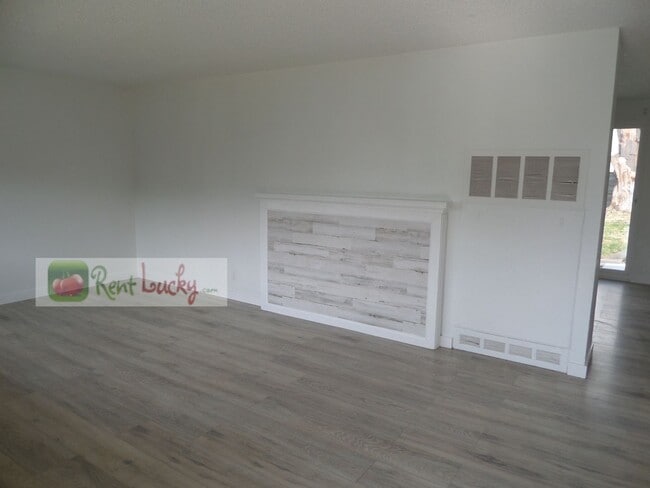 Building Photo - Super-Cute 2-Bedroom Home w/Attached Garage and Large Yard in Great Seattle Location!!