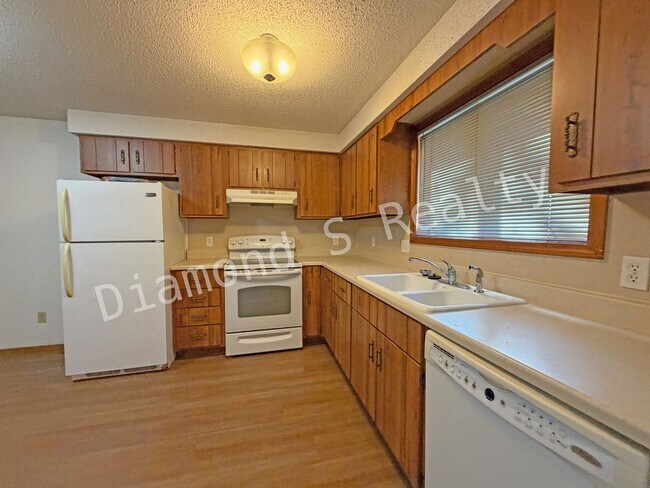 Building Photo - 2335 W Farm Rd 164