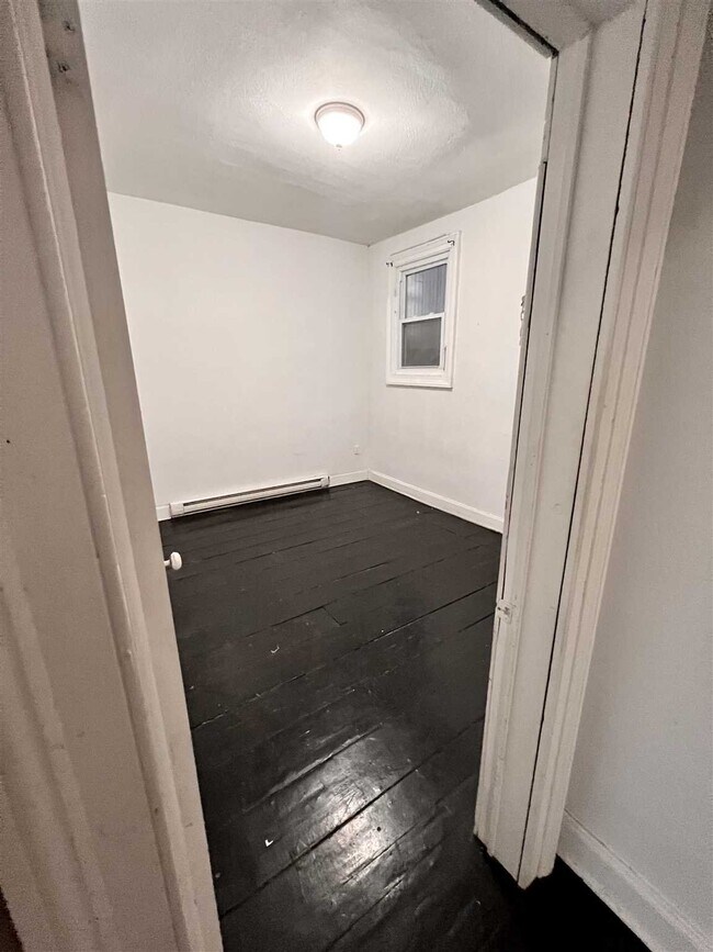 Building Photo - 304 Main St