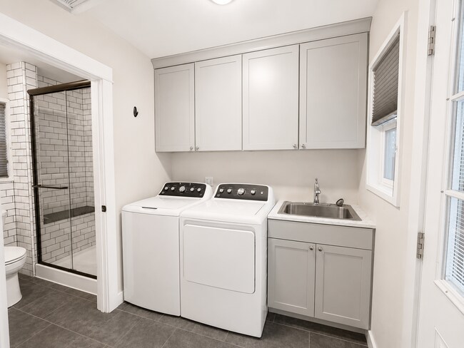 Building Photo - Heart of Bend Oasis: 3-Bedroom Home with Live-Edge Accents, New Carpet, and Fenced-In Parking