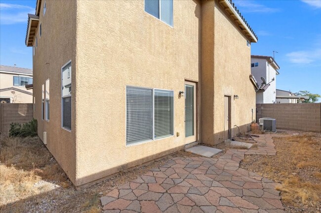 Building Photo - Serene and Welcoming 2 Bed, 2.5 Bath Singl...