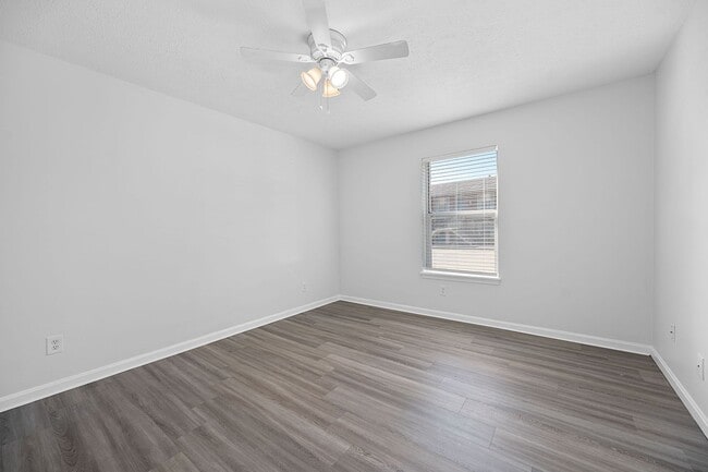 Building Photo - Large 2 Bedroom / 1 Bath - Newly Renovated