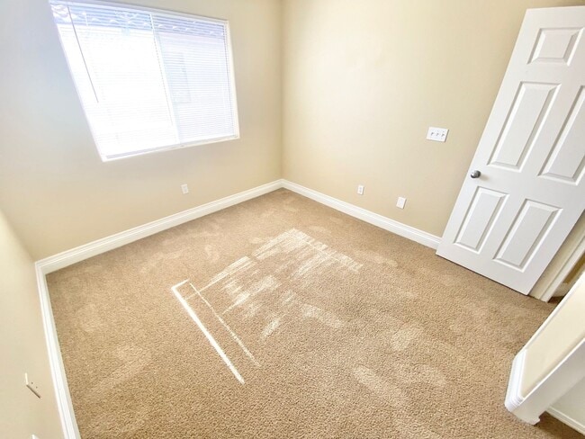 Building Photo - BEAUTIFUL 3 BEDROOM 2.5 BATHROOM 2 CAR GAR...
