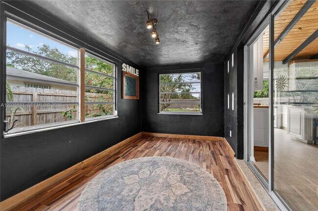 Building Photo - 607 Coconut Ave N