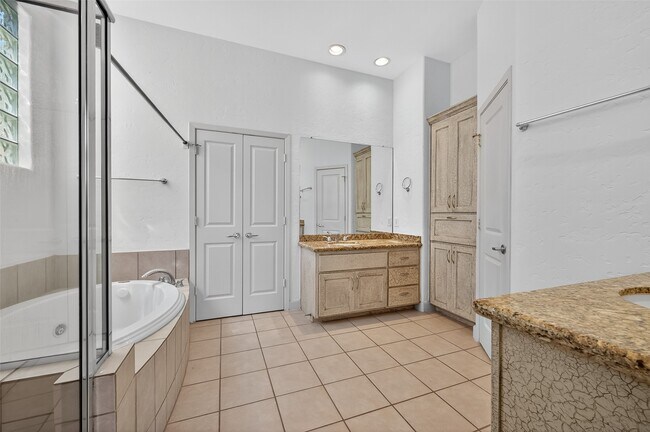 Building Photo - 5018 Lillian St