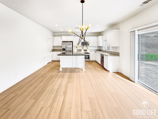 Building Photo - Beautiful 5Bd/3.5Ba Home in Cul-de-Sac in Riverside w/new Turf Back Yard and New Carpet!