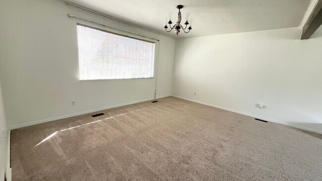 Building Photo - 825 W Arapahoe Ave