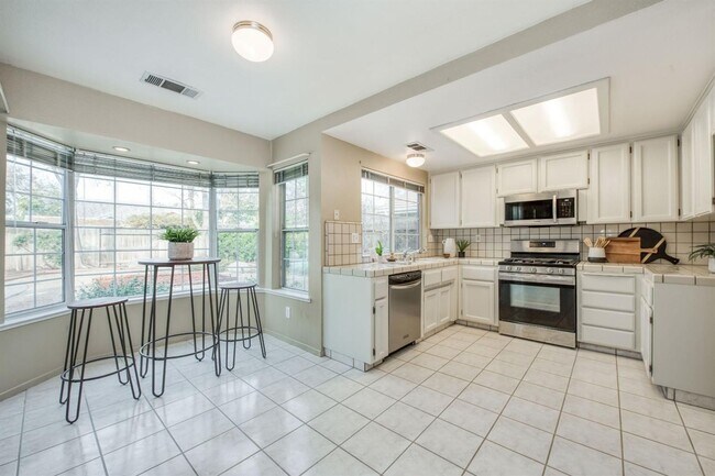 Building Photo - Spacious 5 Bedroom Clovis Home