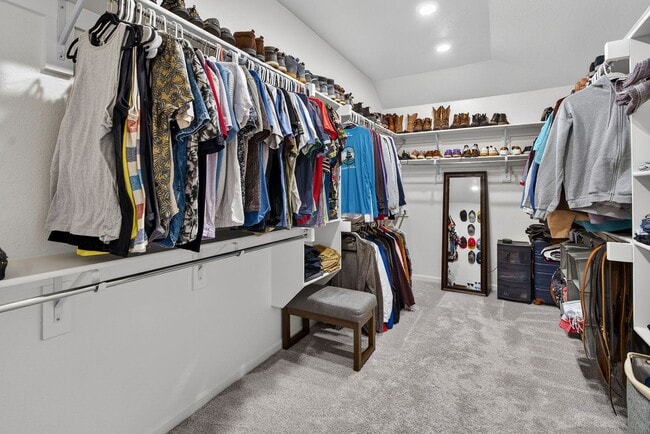 Building Photo - 4 Bed 3 Bath Home | Finished Basement, 2nd Kitchen, Private Backyard | Lee’s Summit