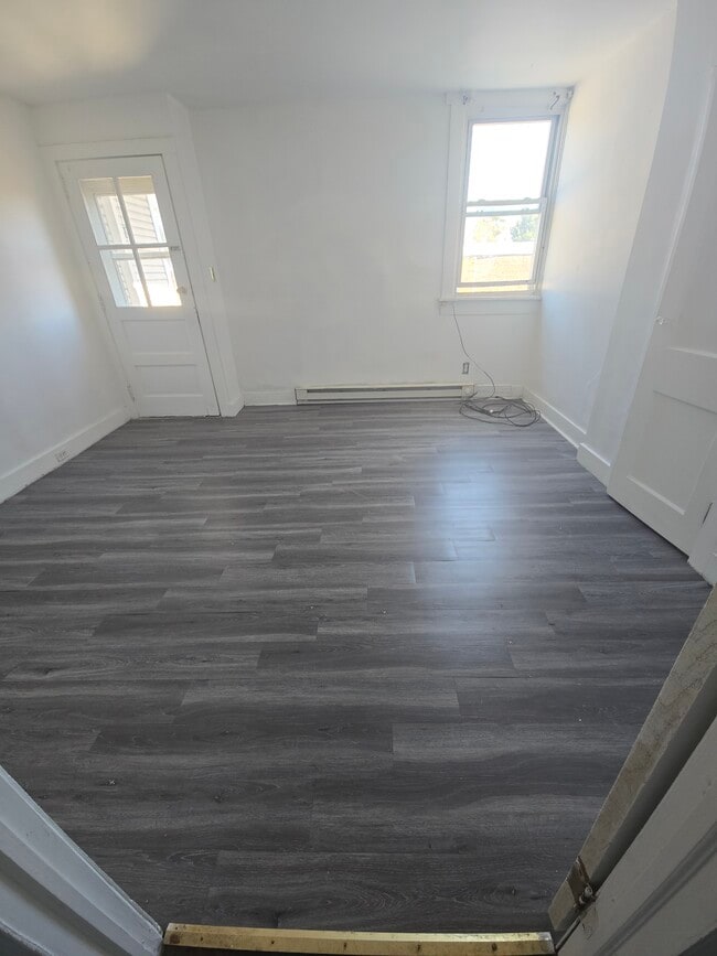 Building Photo - 206 E Main St