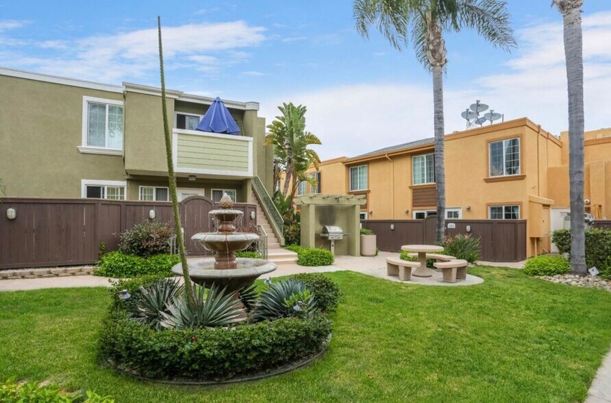 Building Photo - 5252 Balboa Arms Dr