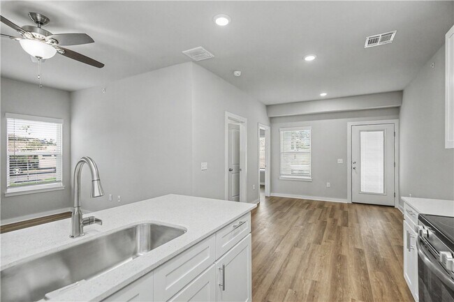 Building Photo - 401 S 29th St