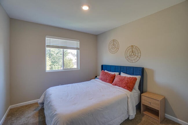 Building Photo - NEWER THREE BEDROOM IN ORCHARDS